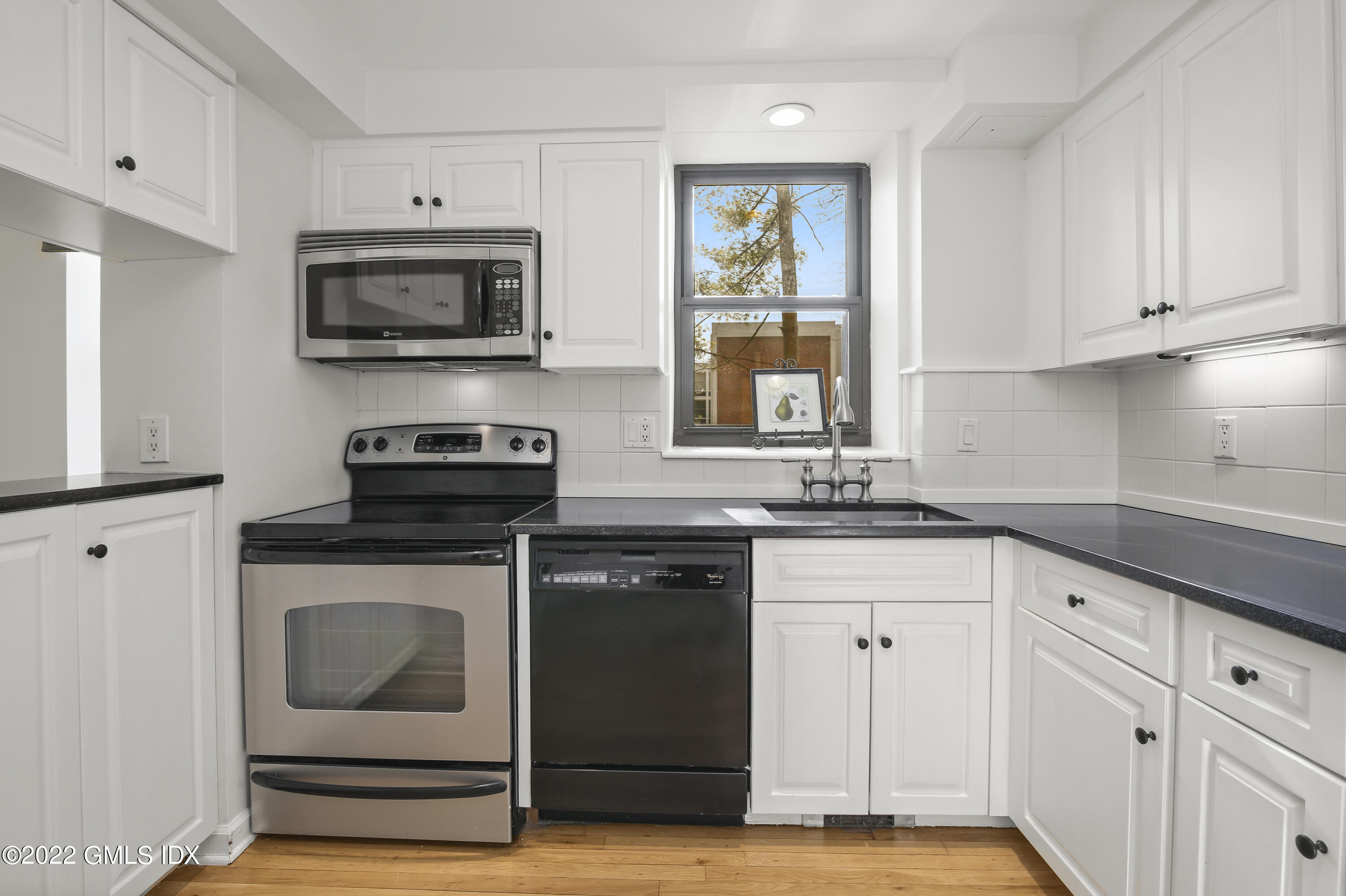 15 lafayette Court, 1B