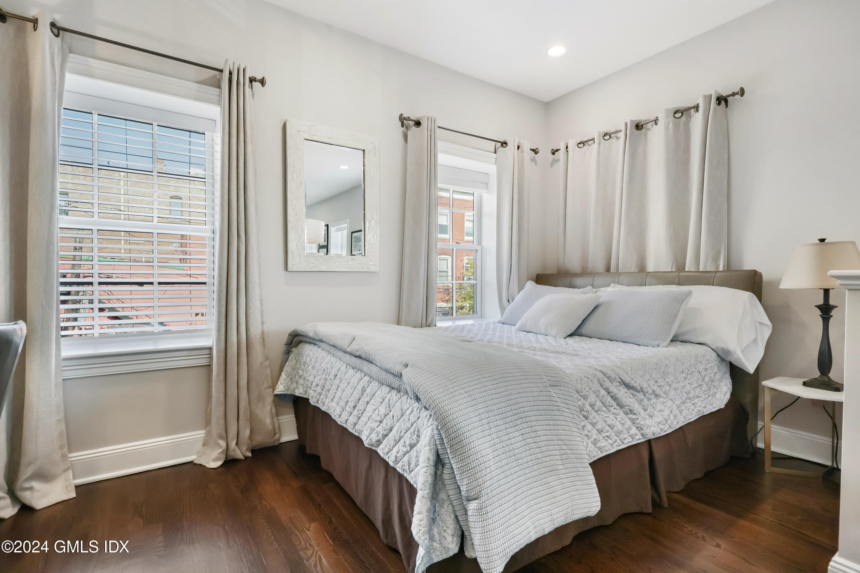 2 E Elm Street, 29