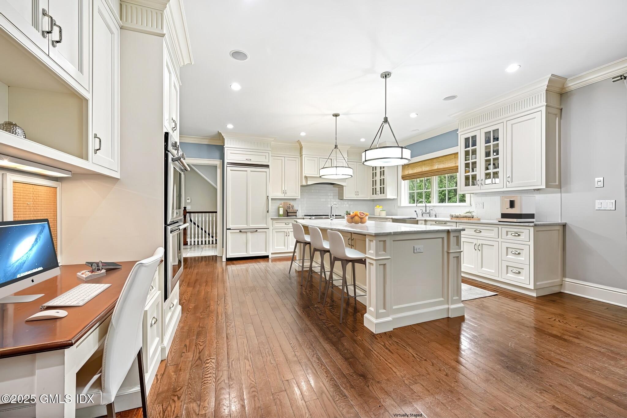 6 COACHLAMP Lane