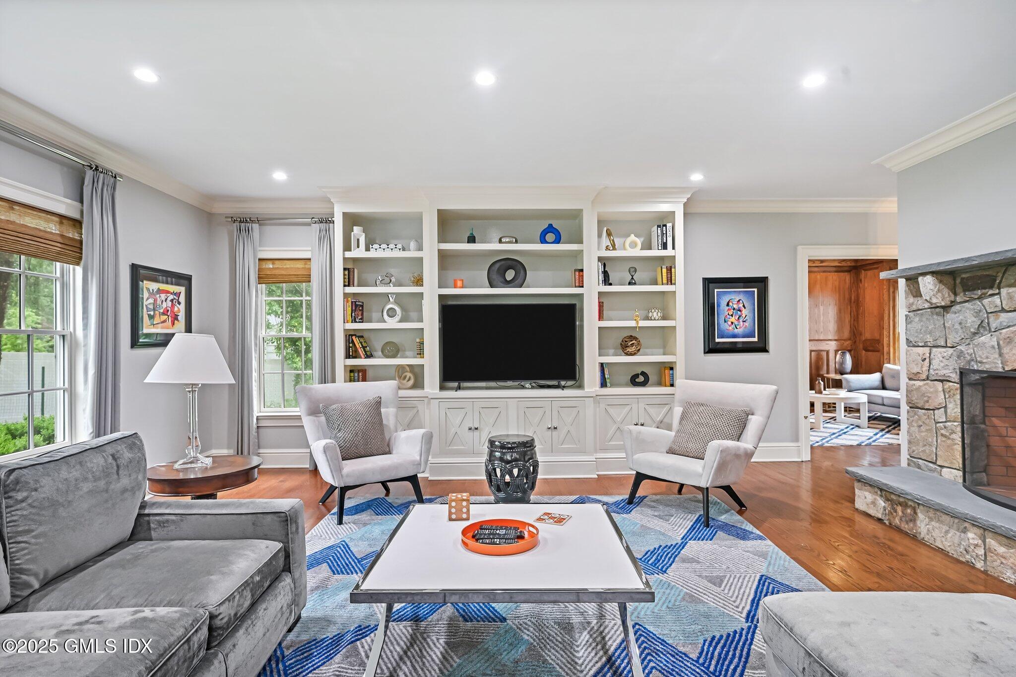 6 COACHLAMP Lane