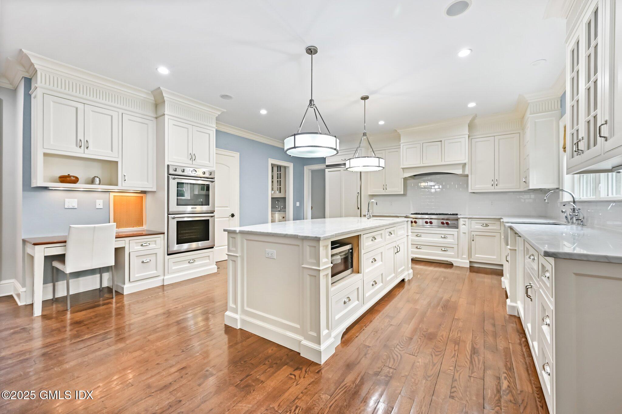6 COACHLAMP Lane