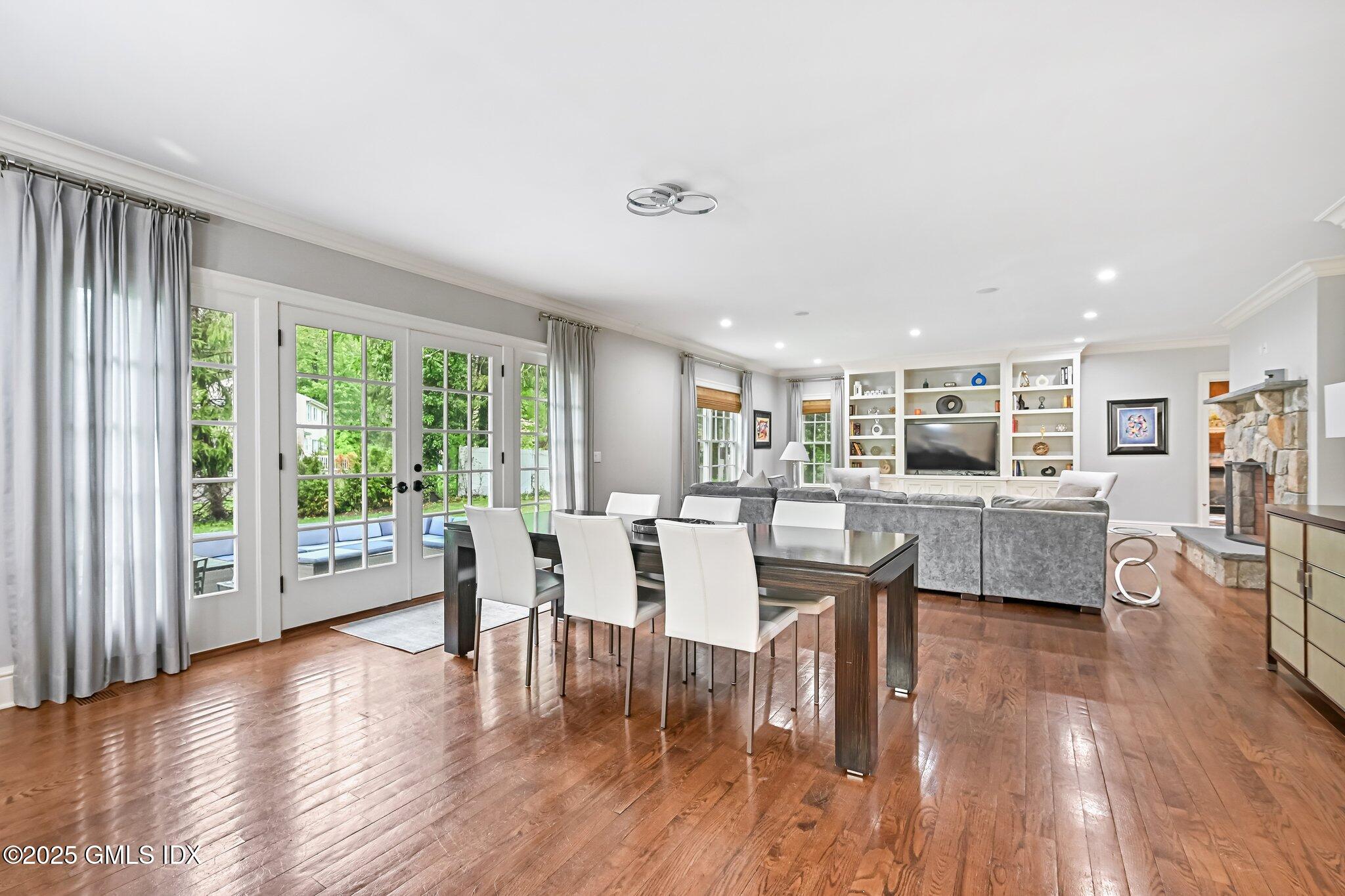 6 COACHLAMP Lane