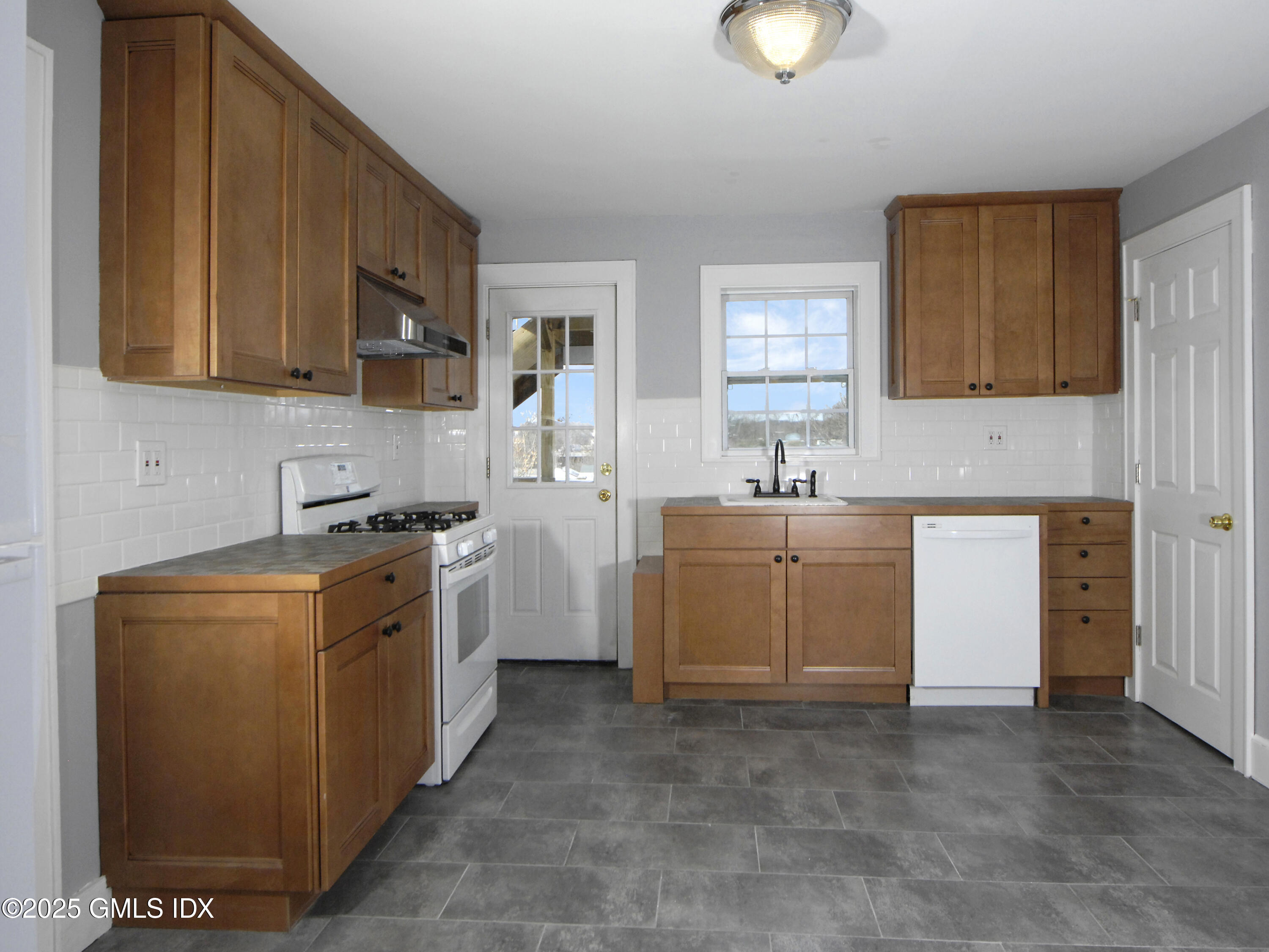 34 ALEXANDER Street, 2
