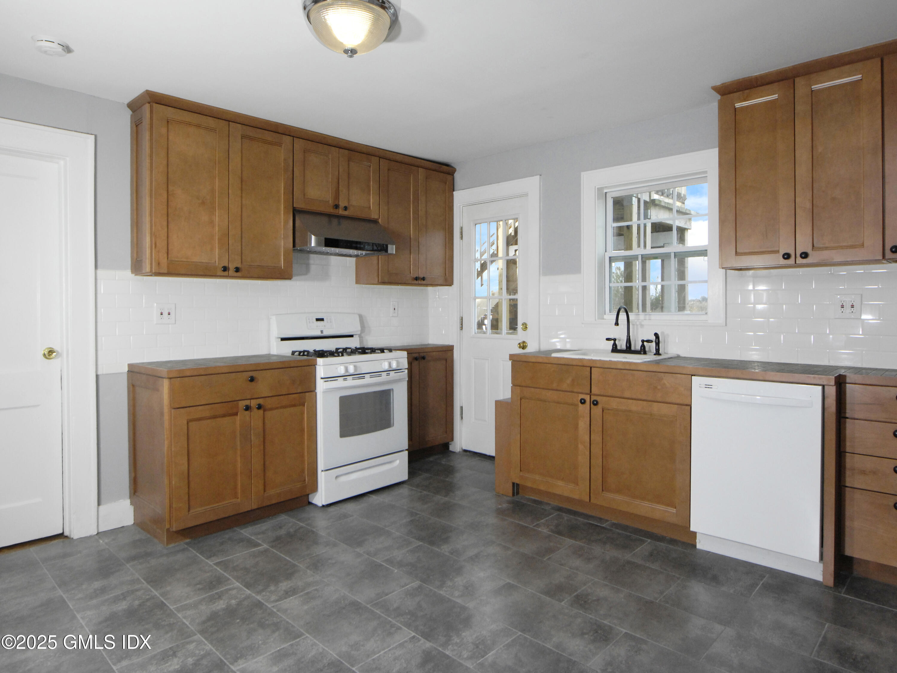 34 ALEXANDER Street, 2
