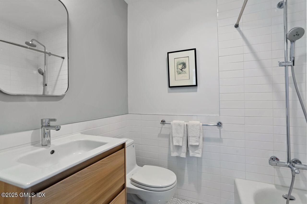 608 W LYON FARM Drive, 608