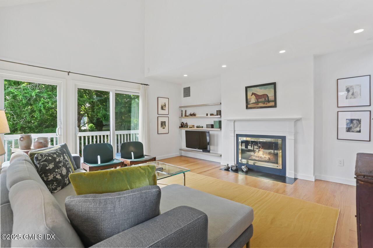 608 W LYON FARM Drive, 608