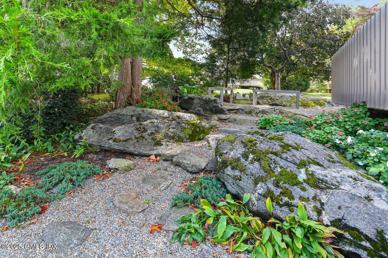 608 W LYON FARM Drive, 608