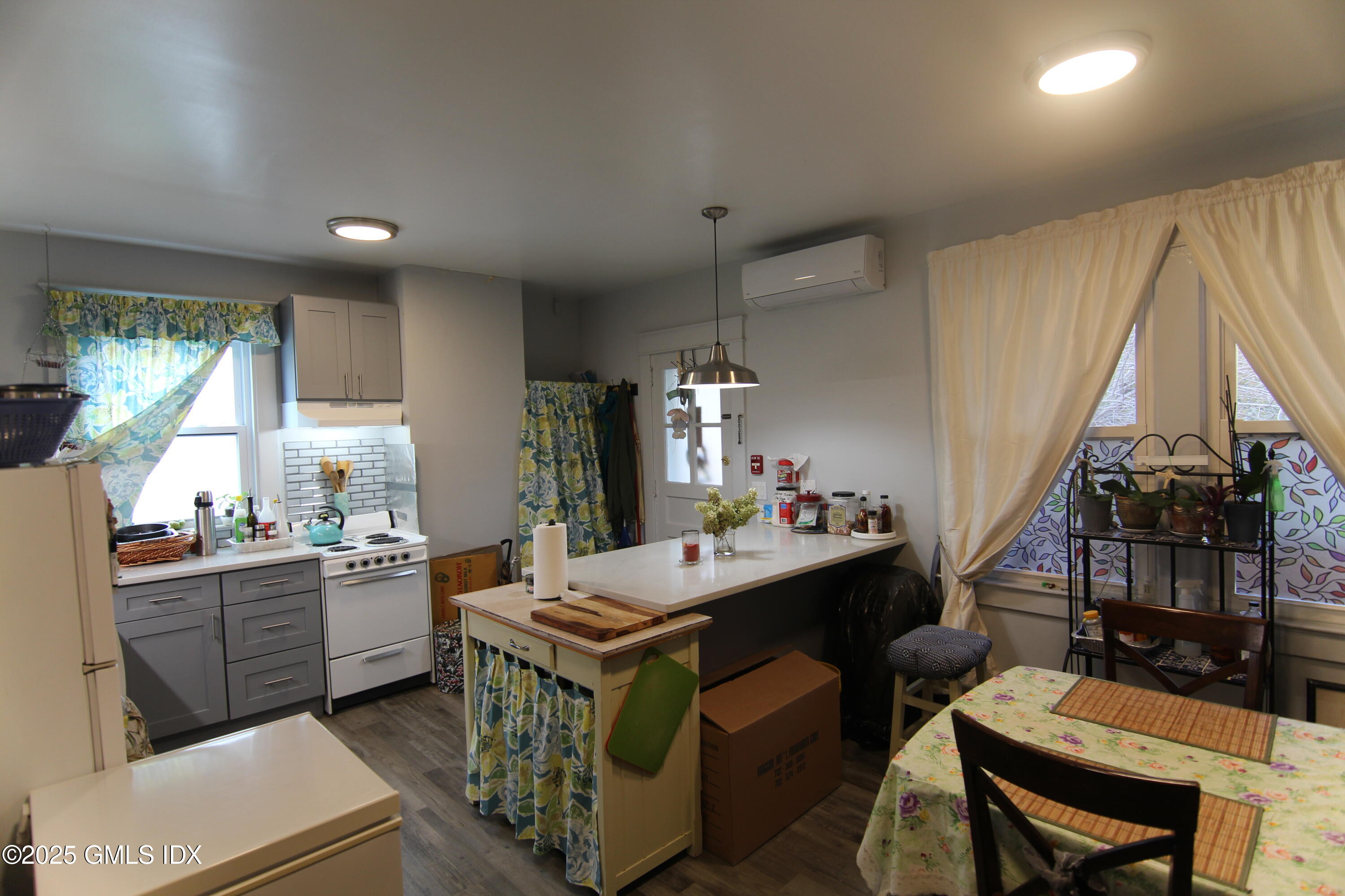 434 E Putnam Avenue, 2L