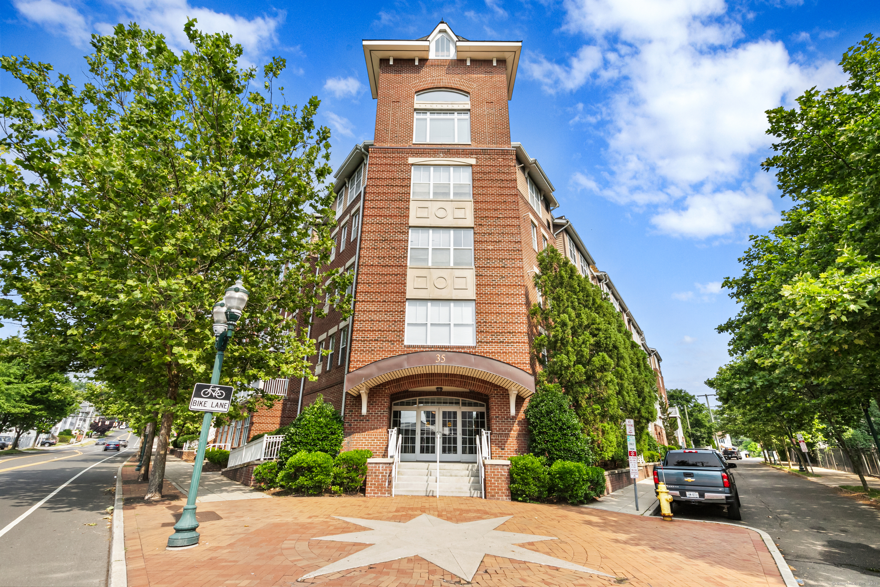 35 West Broad Street 225