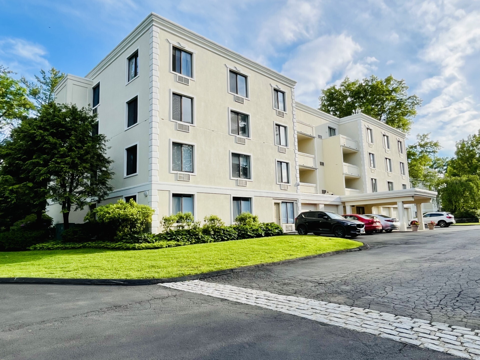 1535 East Putnam Avenue APT 407