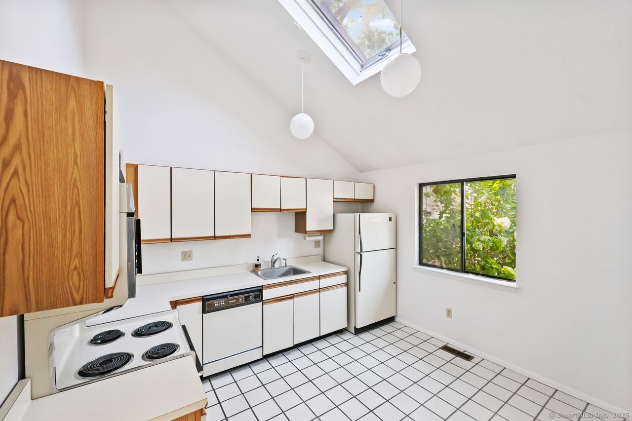 2437 Bedford Street E6