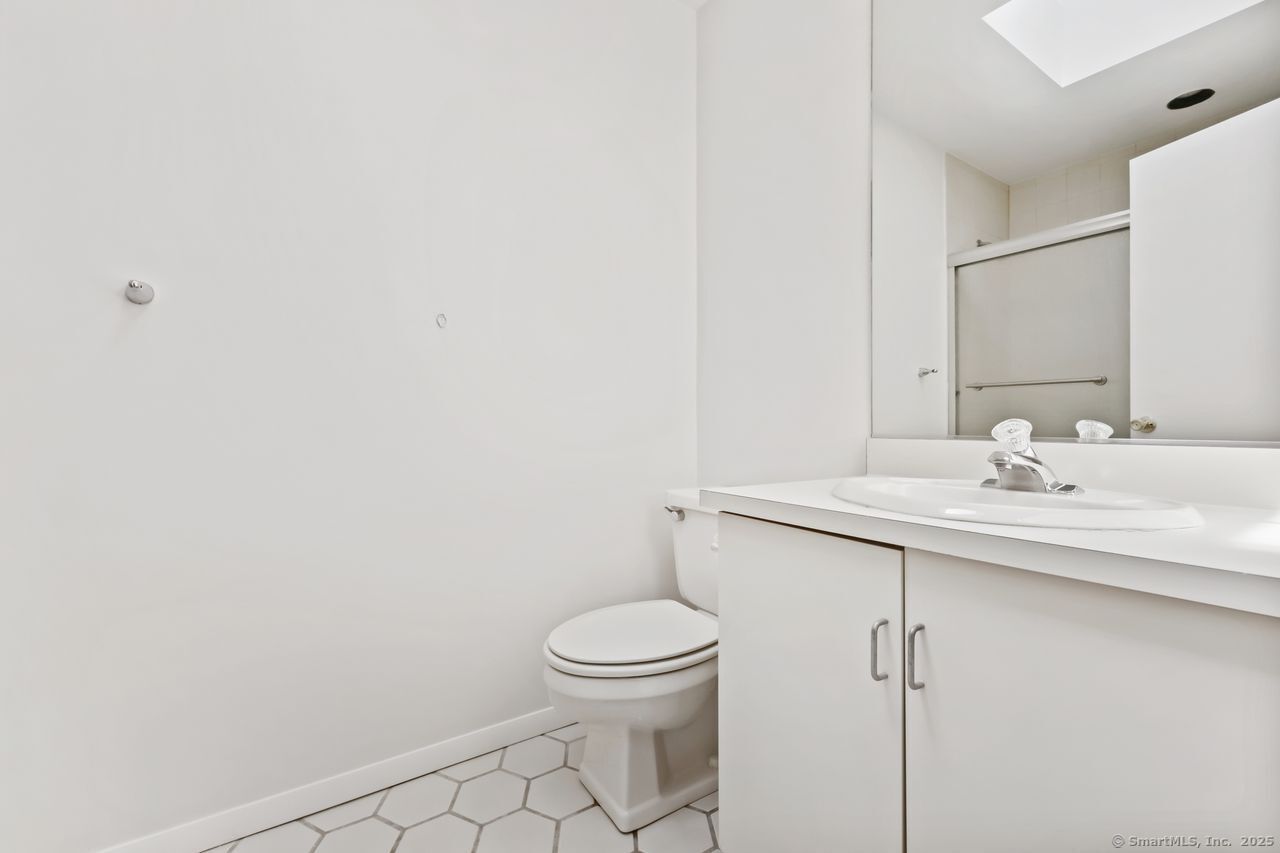 2437 Bedford Street E6