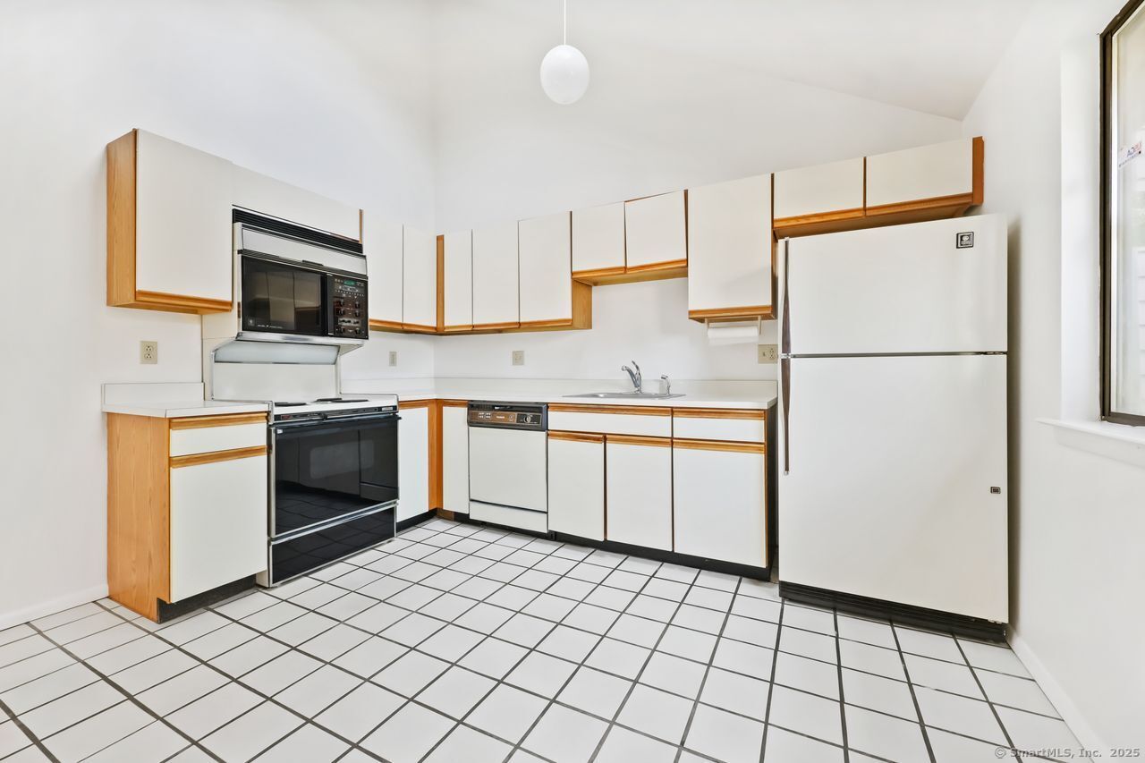 2437 Bedford Street E6