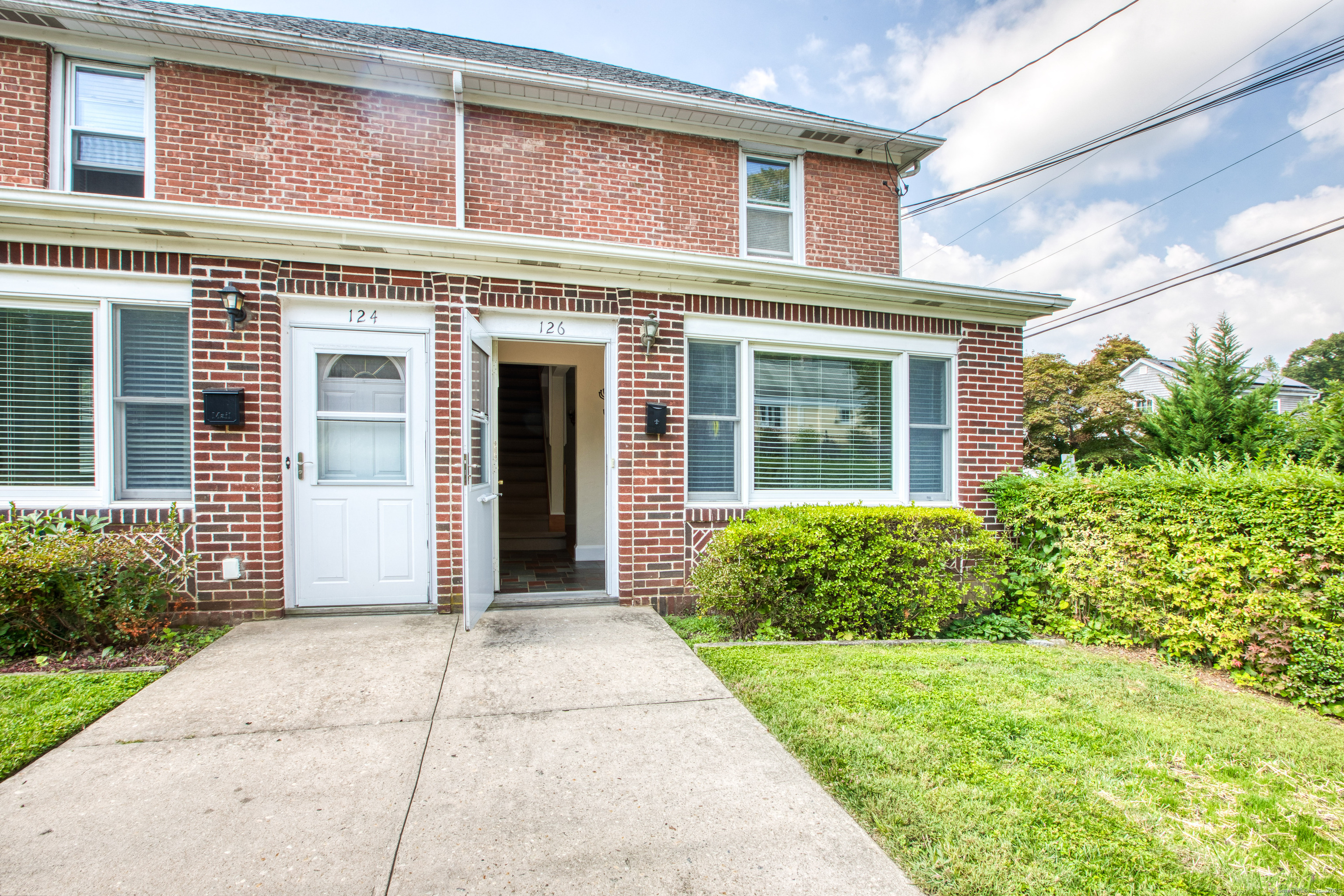 126 Pemberwick Road Right Side