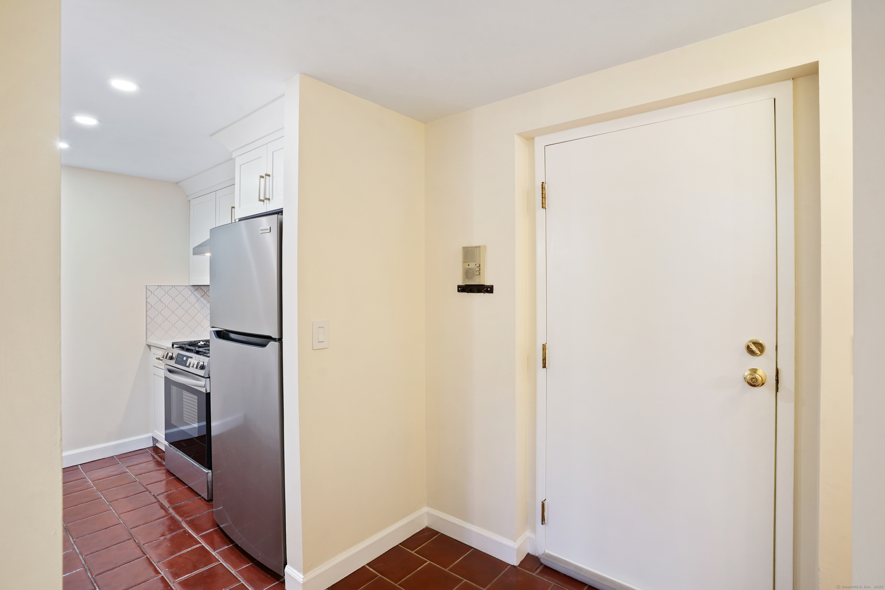 32 Pine Street APT 9