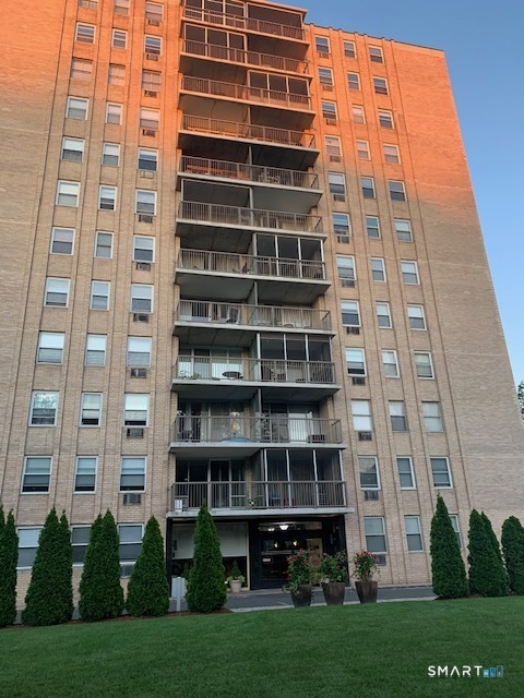 65 Glenbrook Road Unit: 8D
