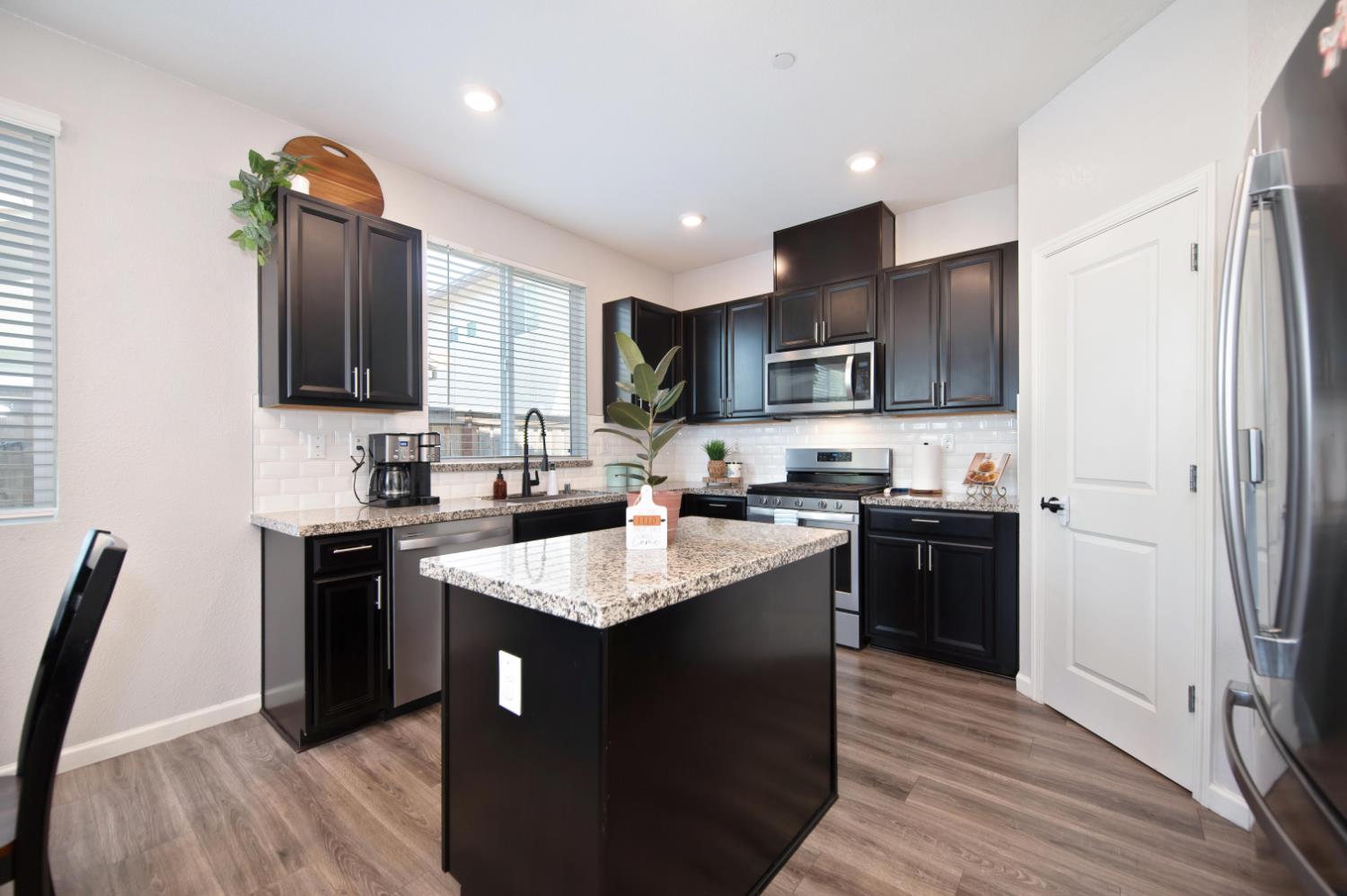 985 Lincolnshire Circle