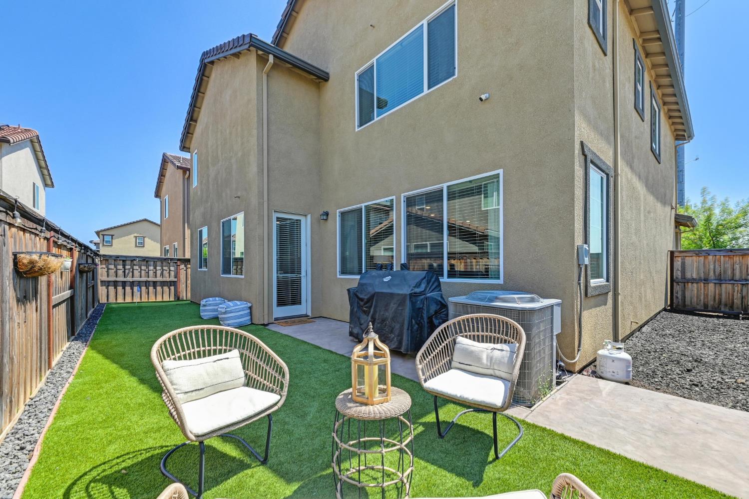 985 Lincolnshire Circle