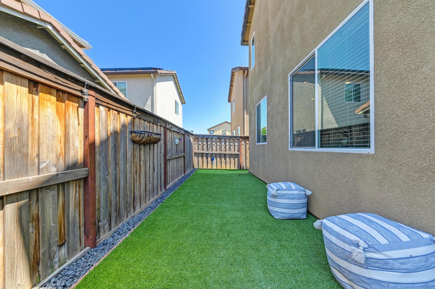 985 Lincolnshire Circle