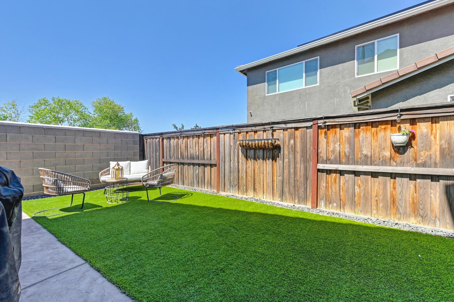 985 Lincolnshire Circle