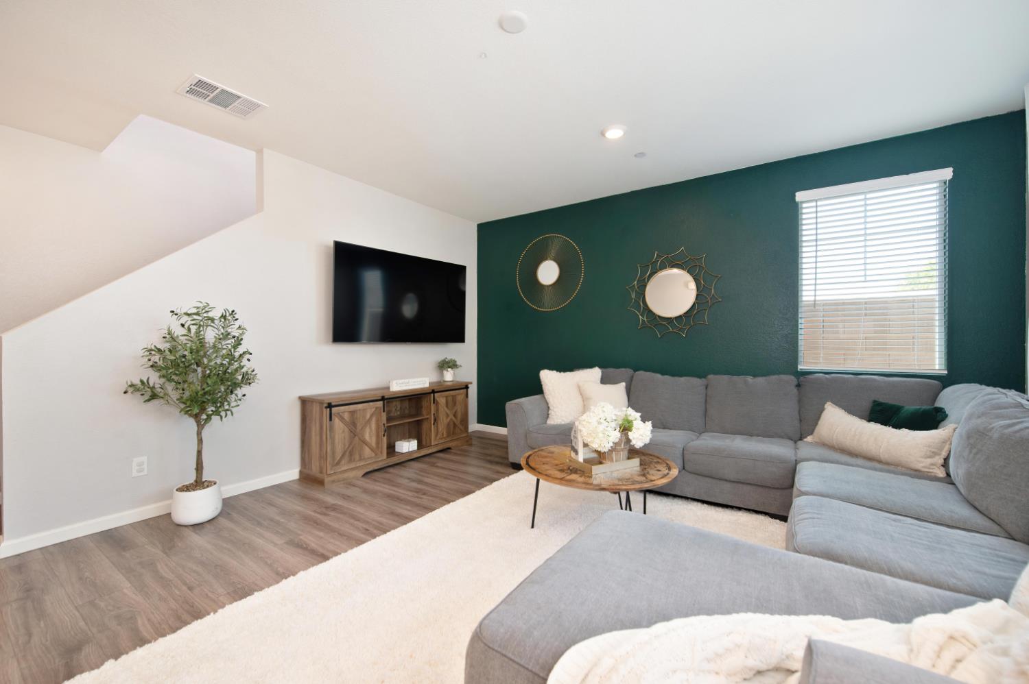 985 Lincolnshire Circle
