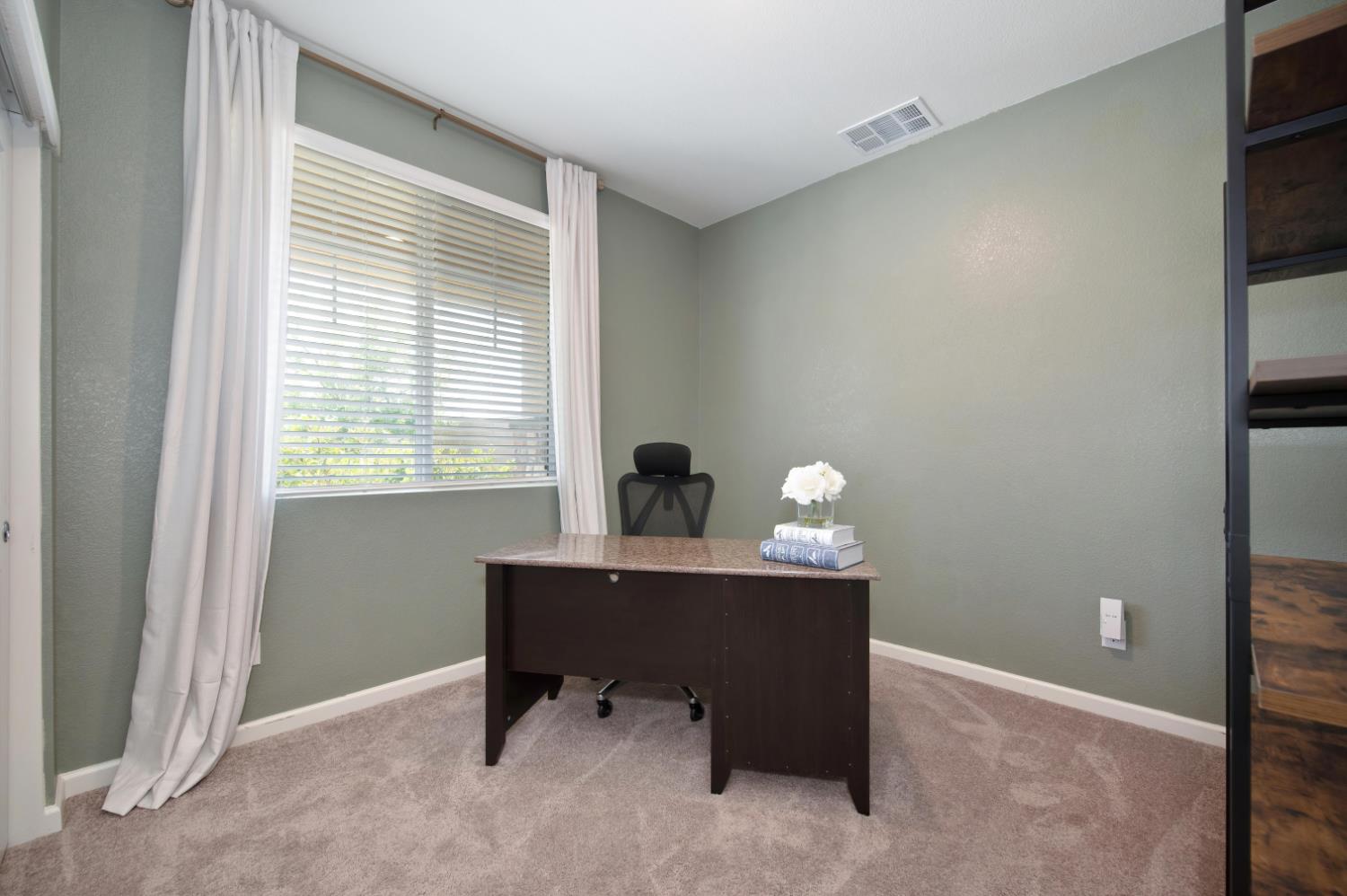 985 Lincolnshire Circle