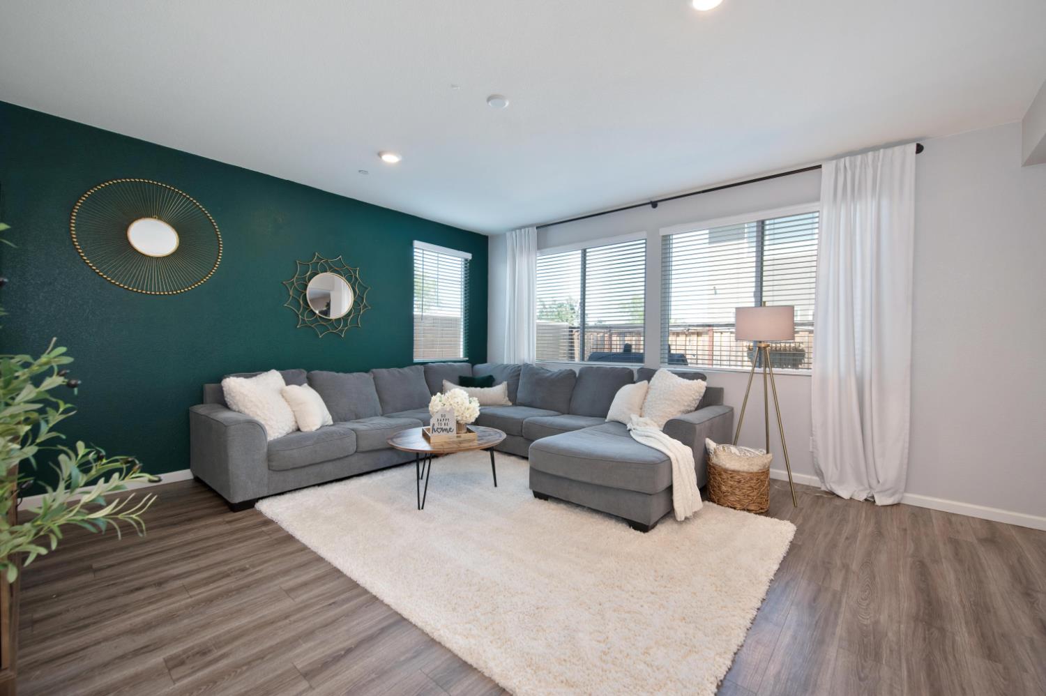 985 Lincolnshire Circle