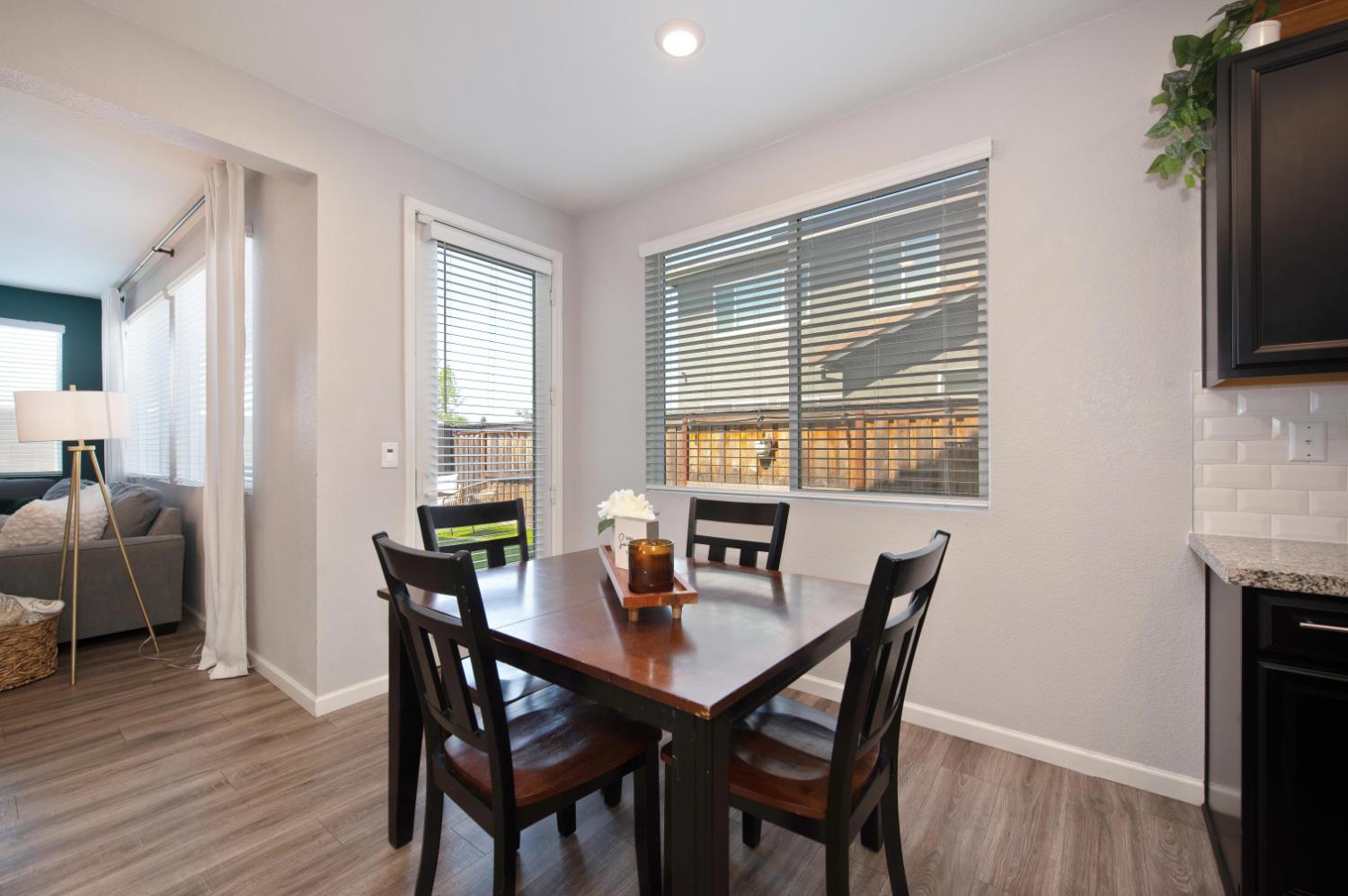 985 Lincolnshire Circle