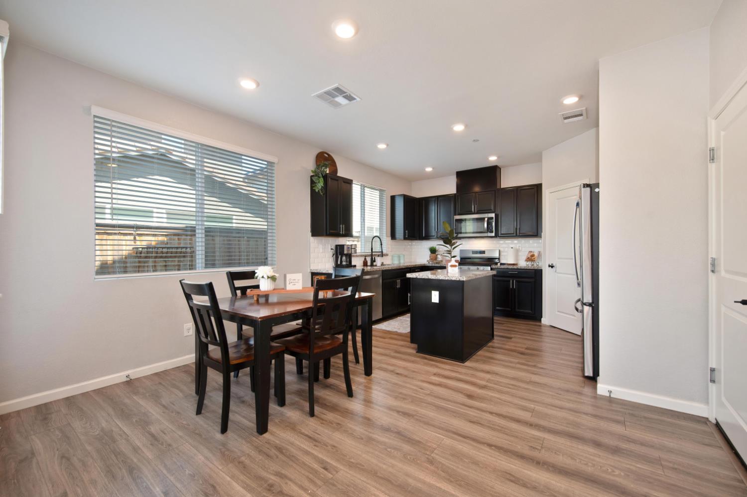985 Lincolnshire Circle