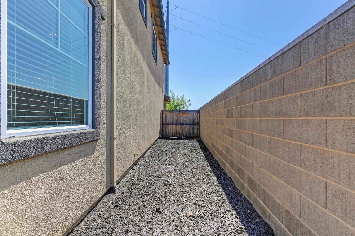 985 Lincolnshire Circle