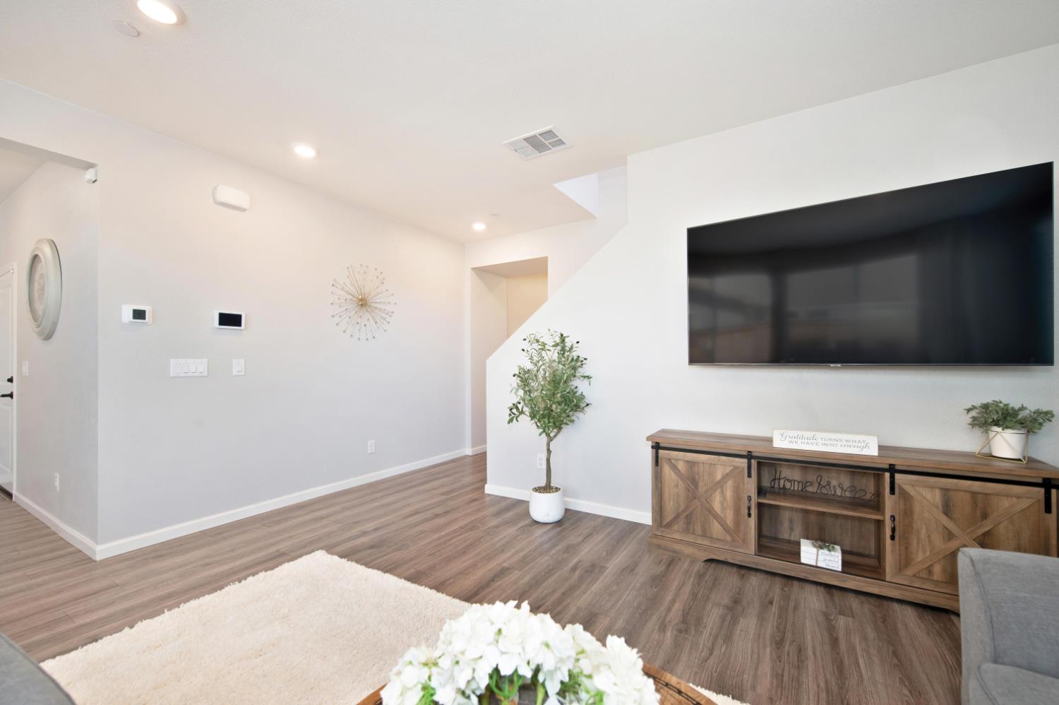 985 Lincolnshire Circle