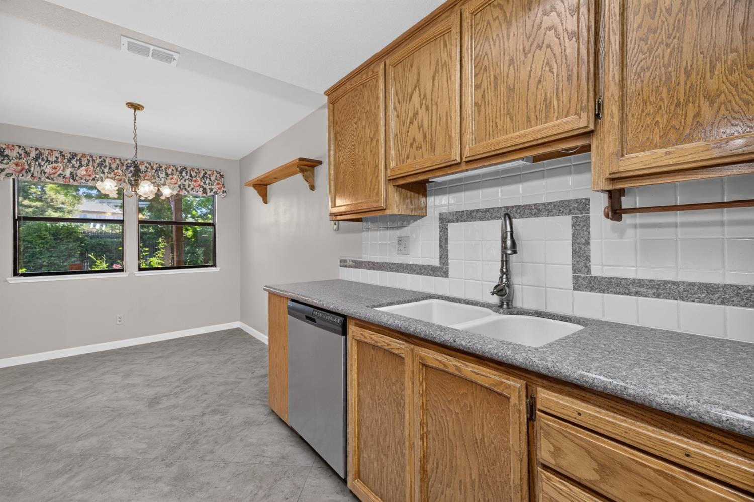 1724 Amber Leaf Way