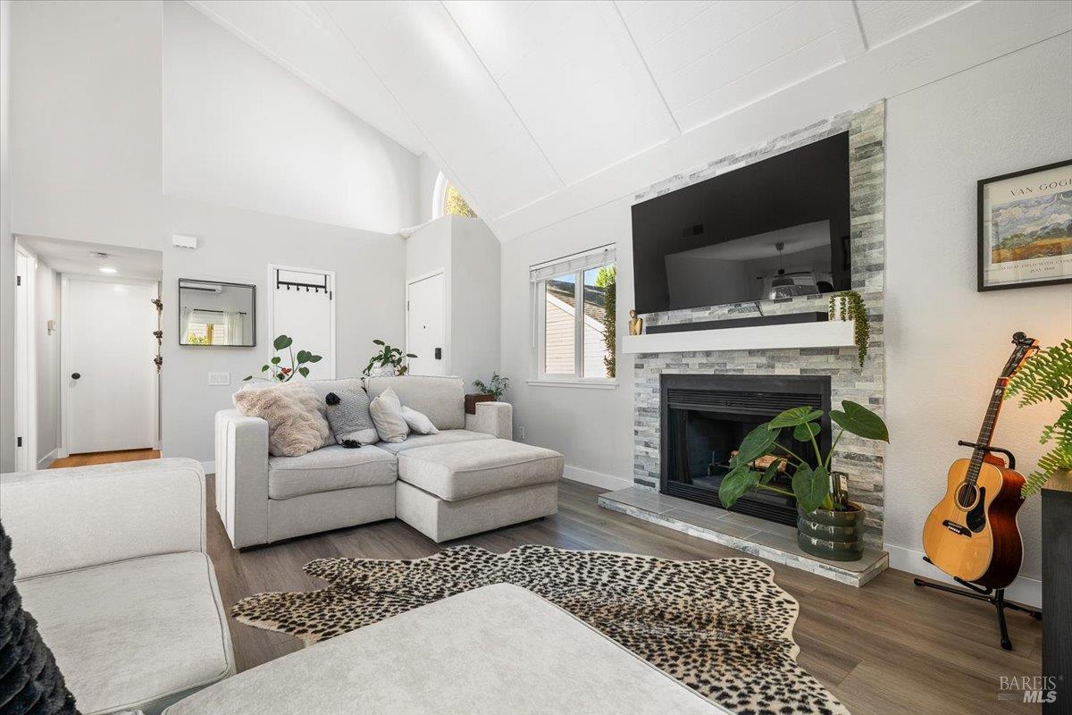 2707 Lakeview Dr