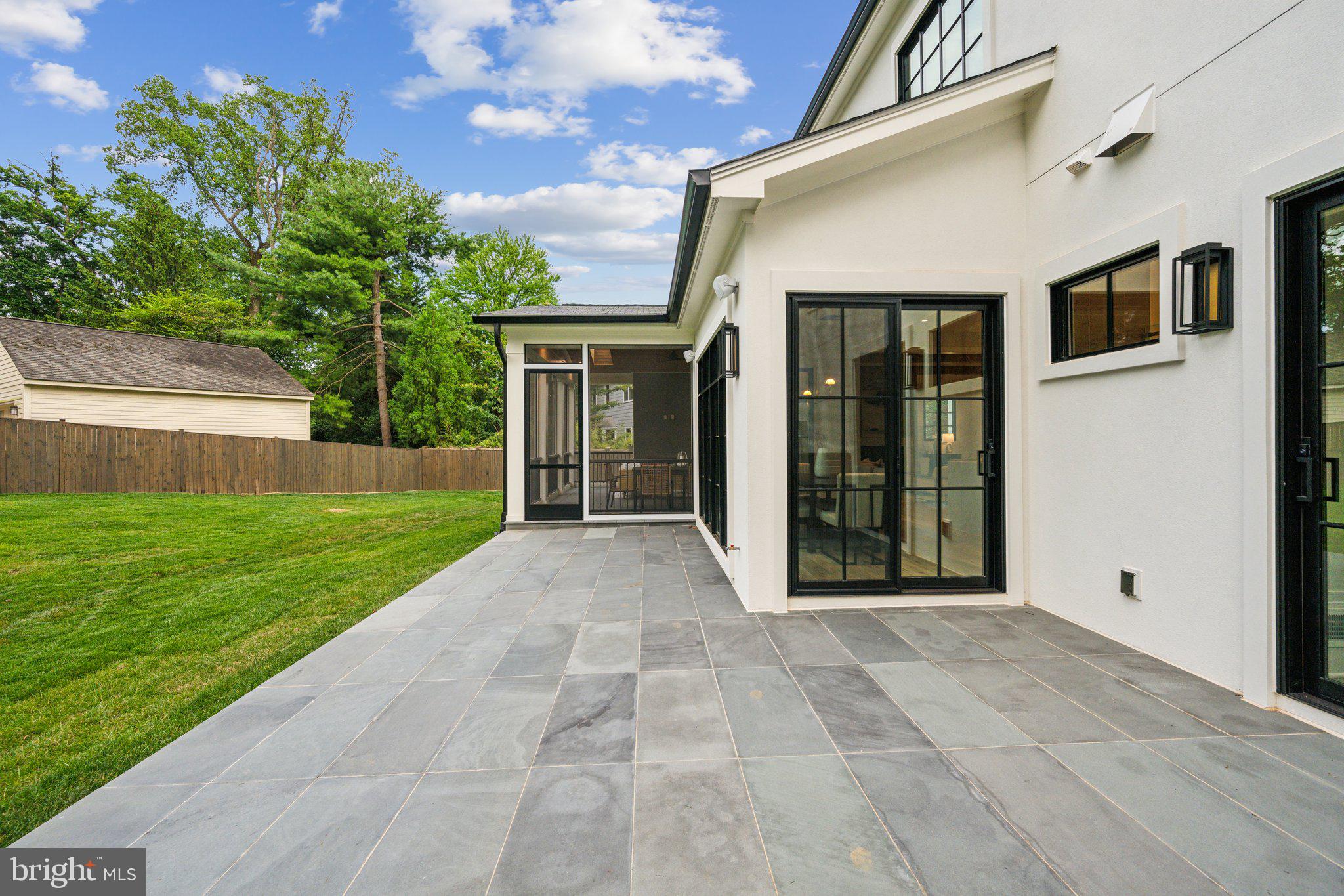 5425 Moorland LANE