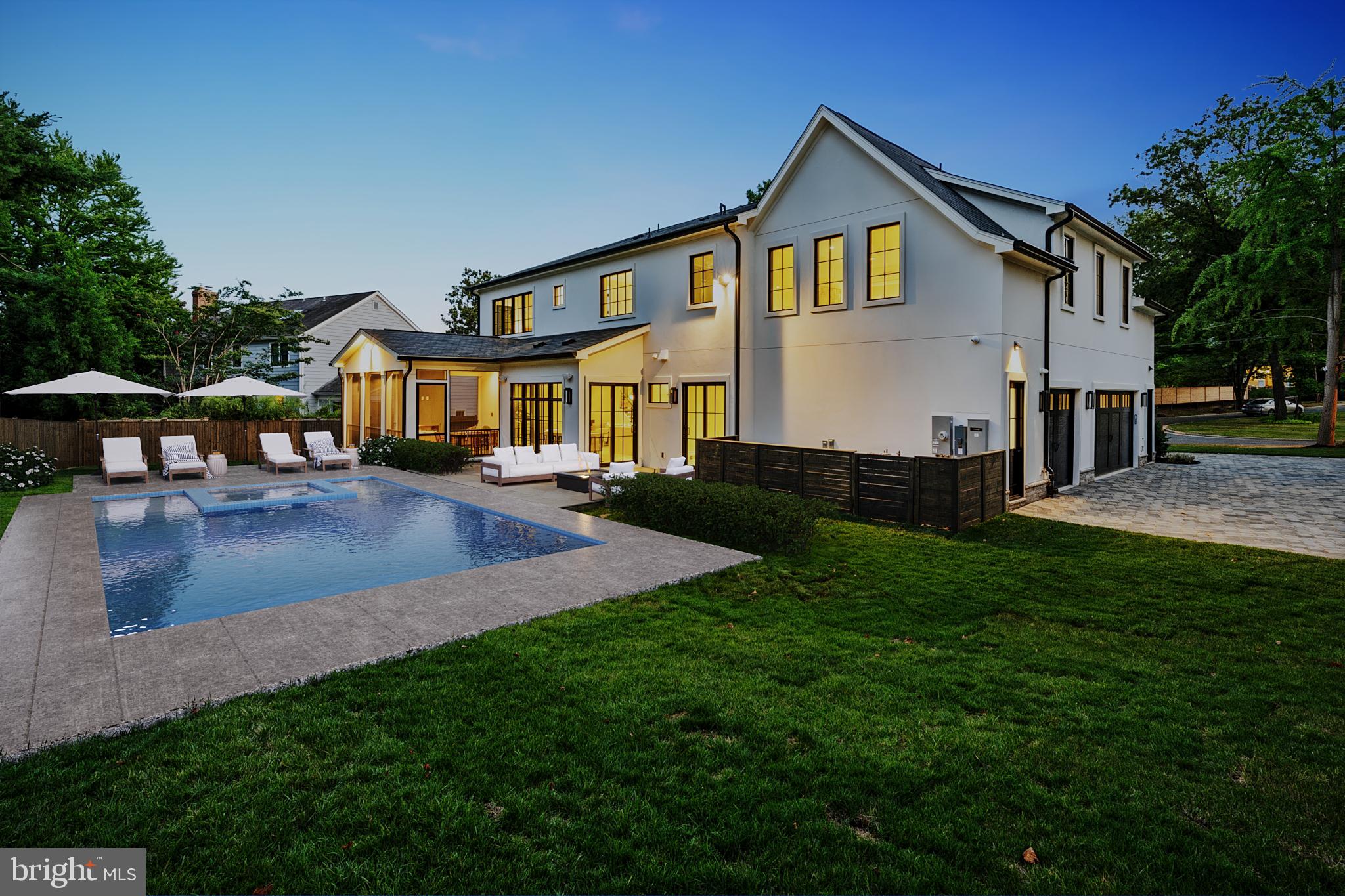 5425 Moorland LANE
