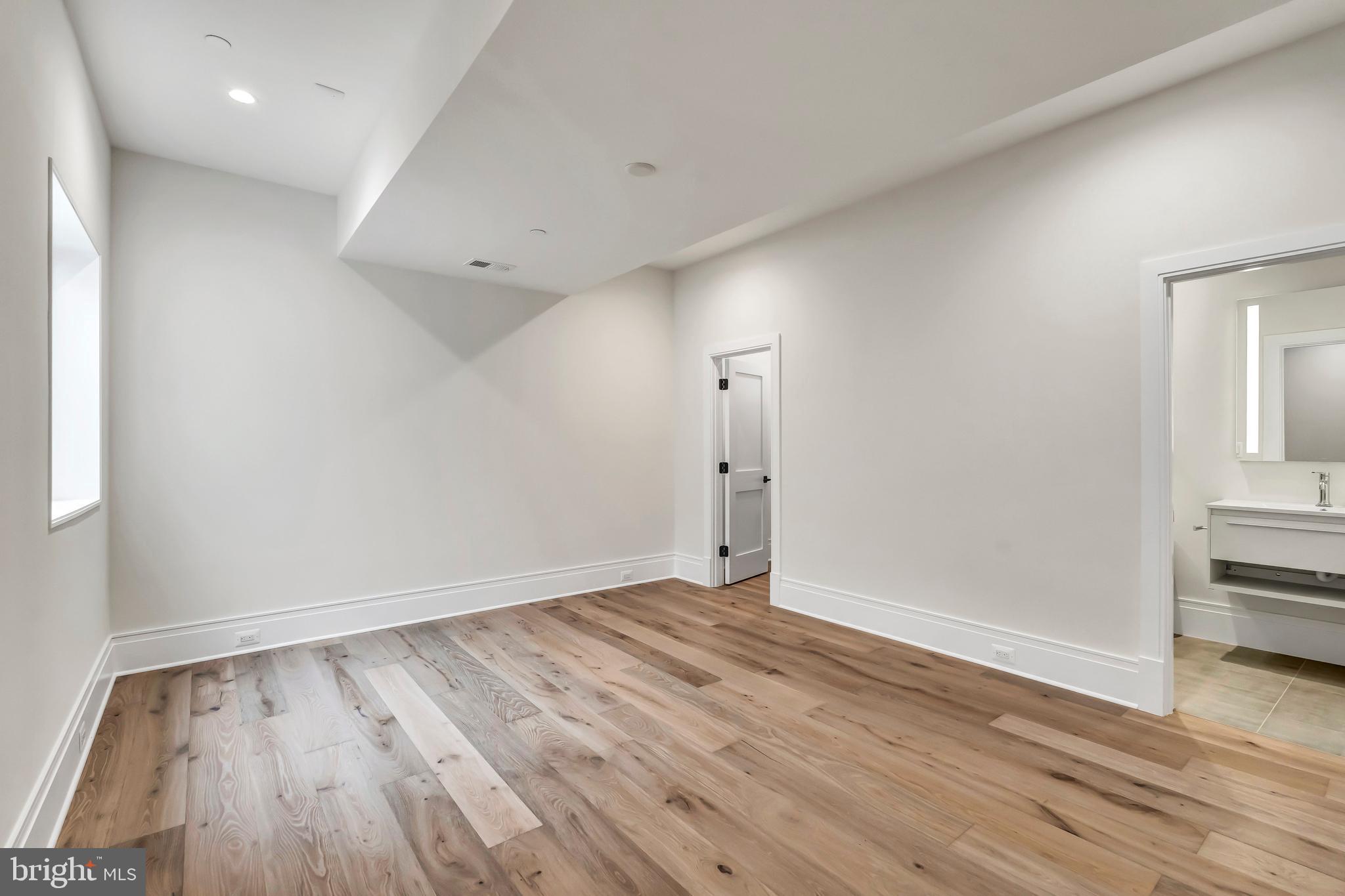 5425 Moorland LANE