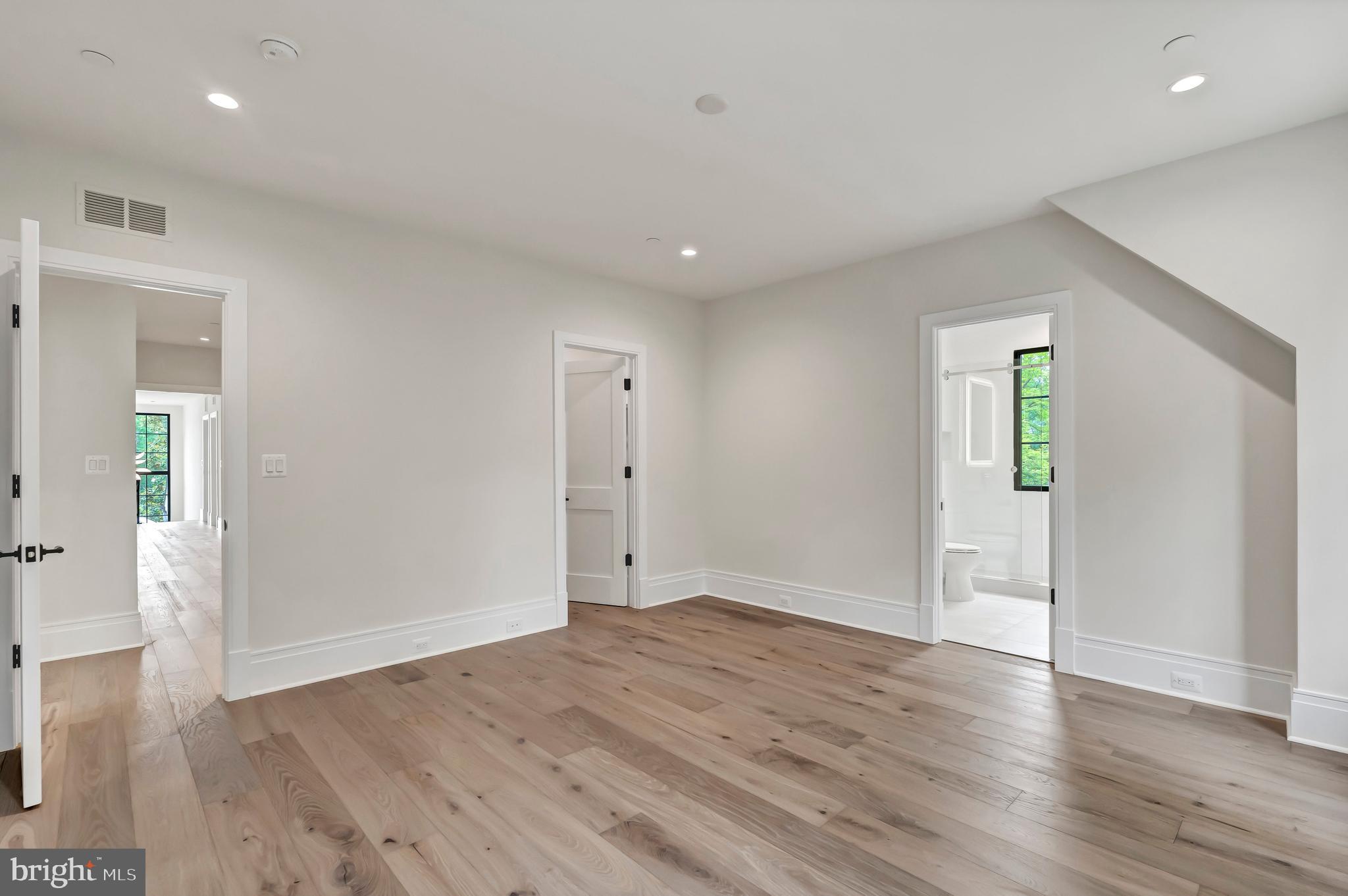 5425 Moorland LANE