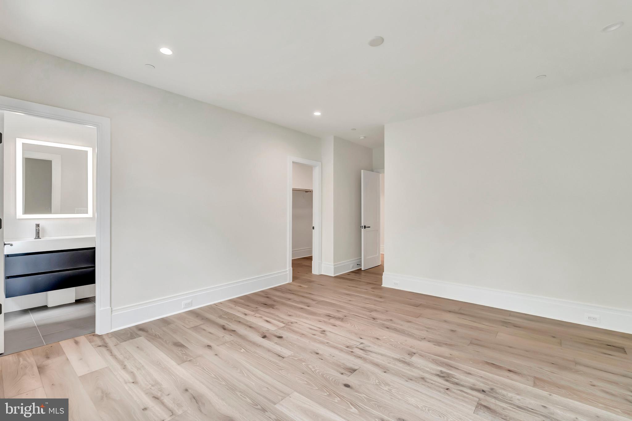 5425 Moorland LANE
