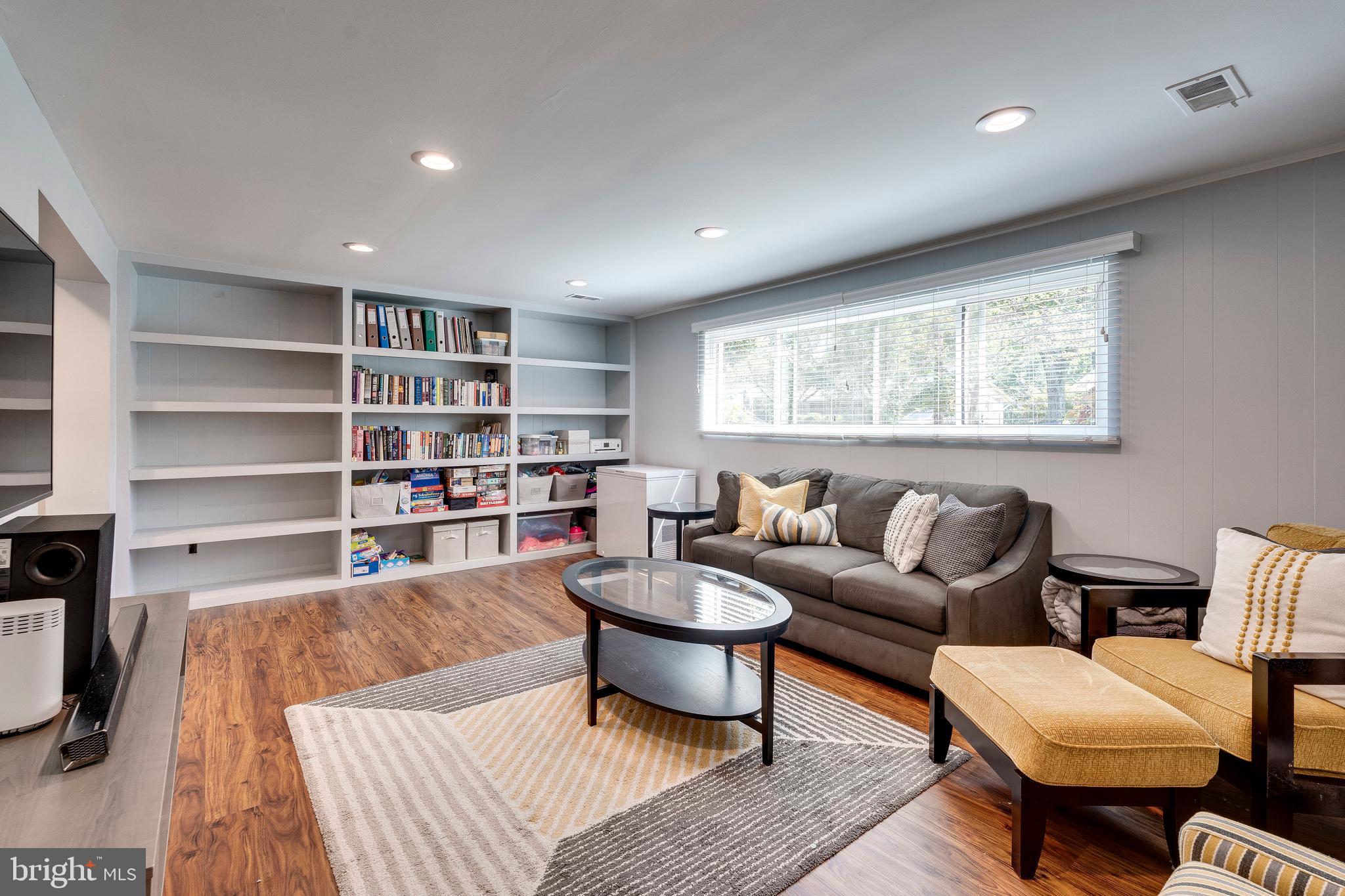 1709 Mark Ln