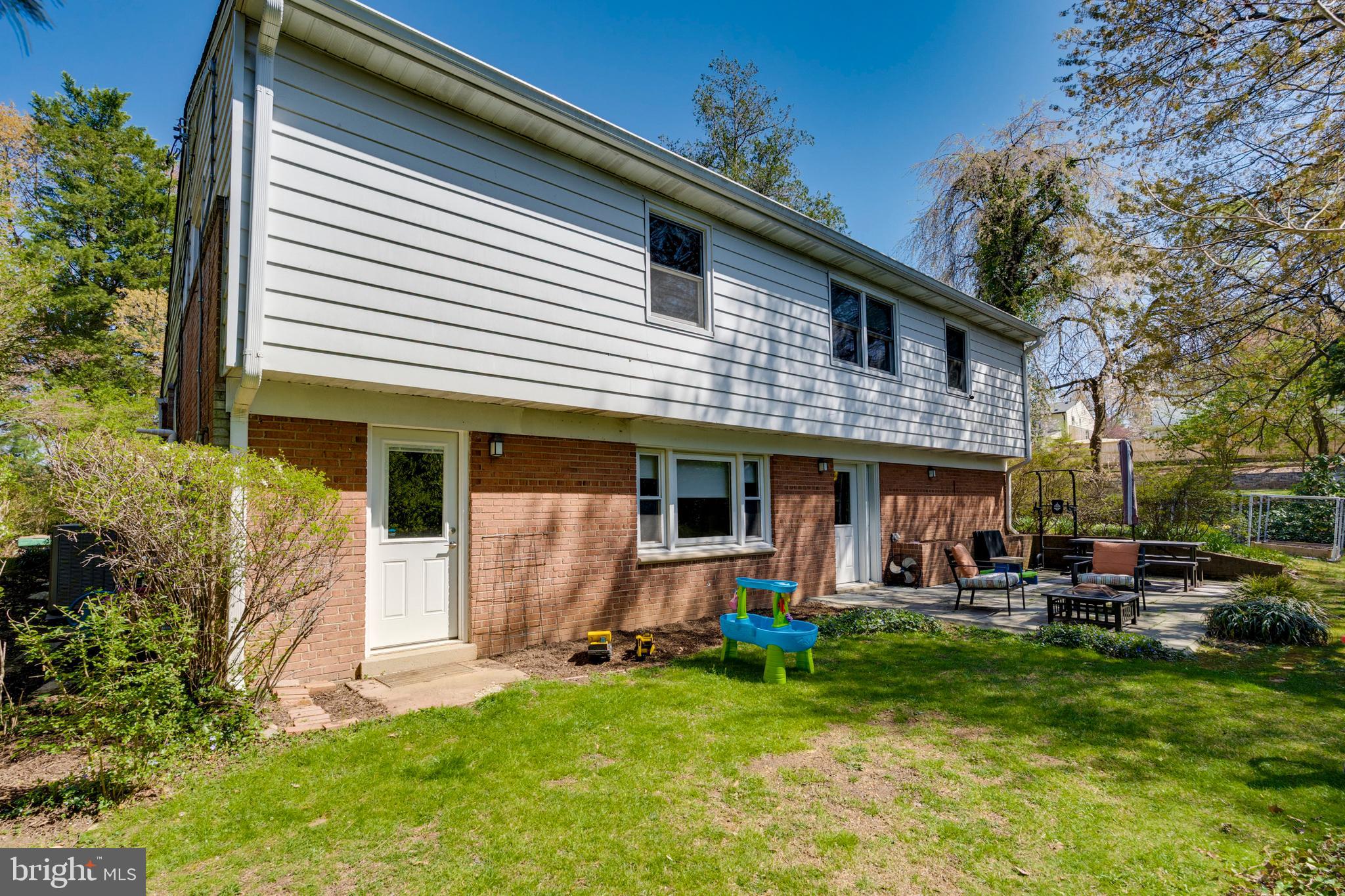 9416 Holland Ct