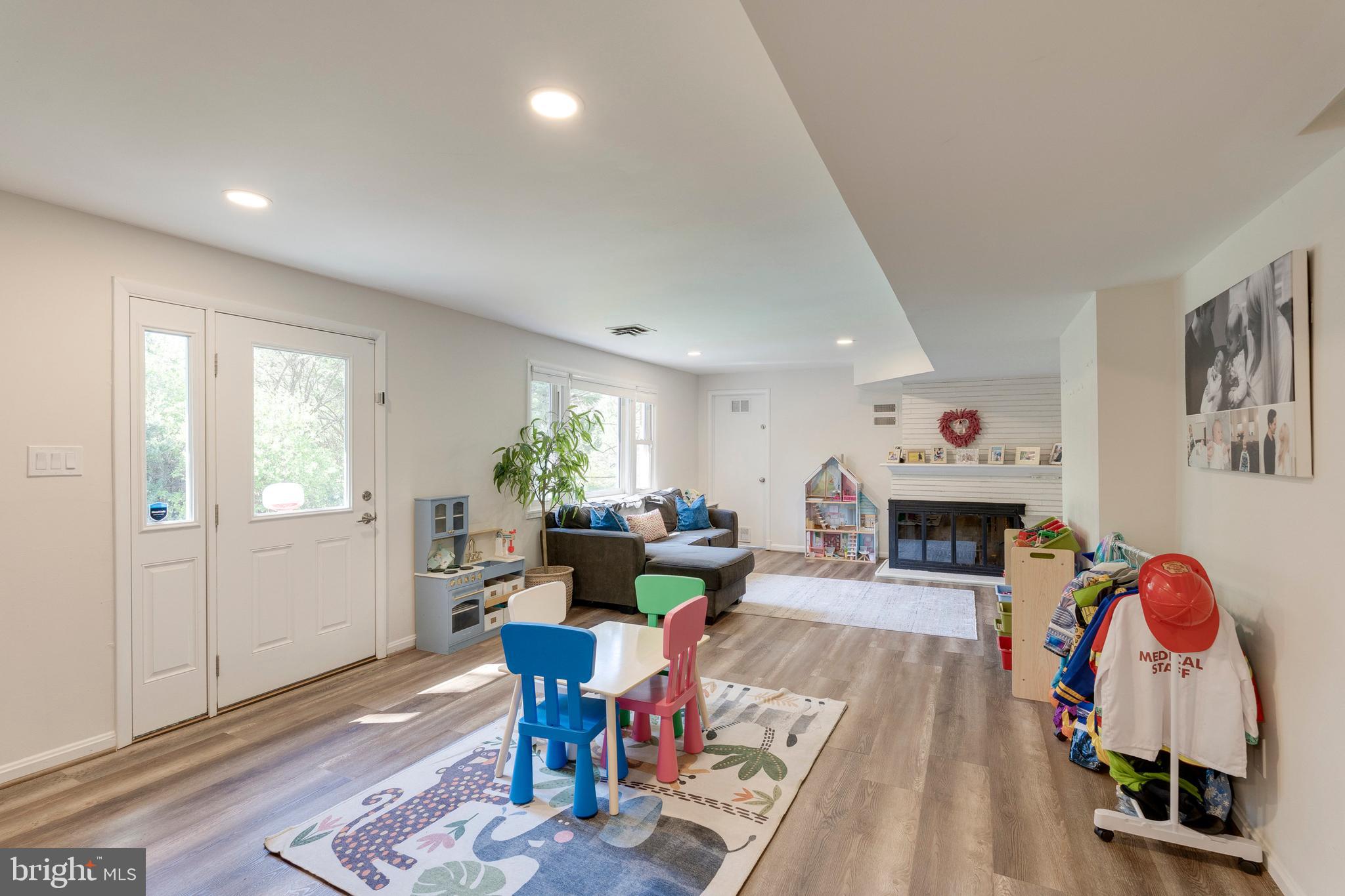 9416 Holland Ct