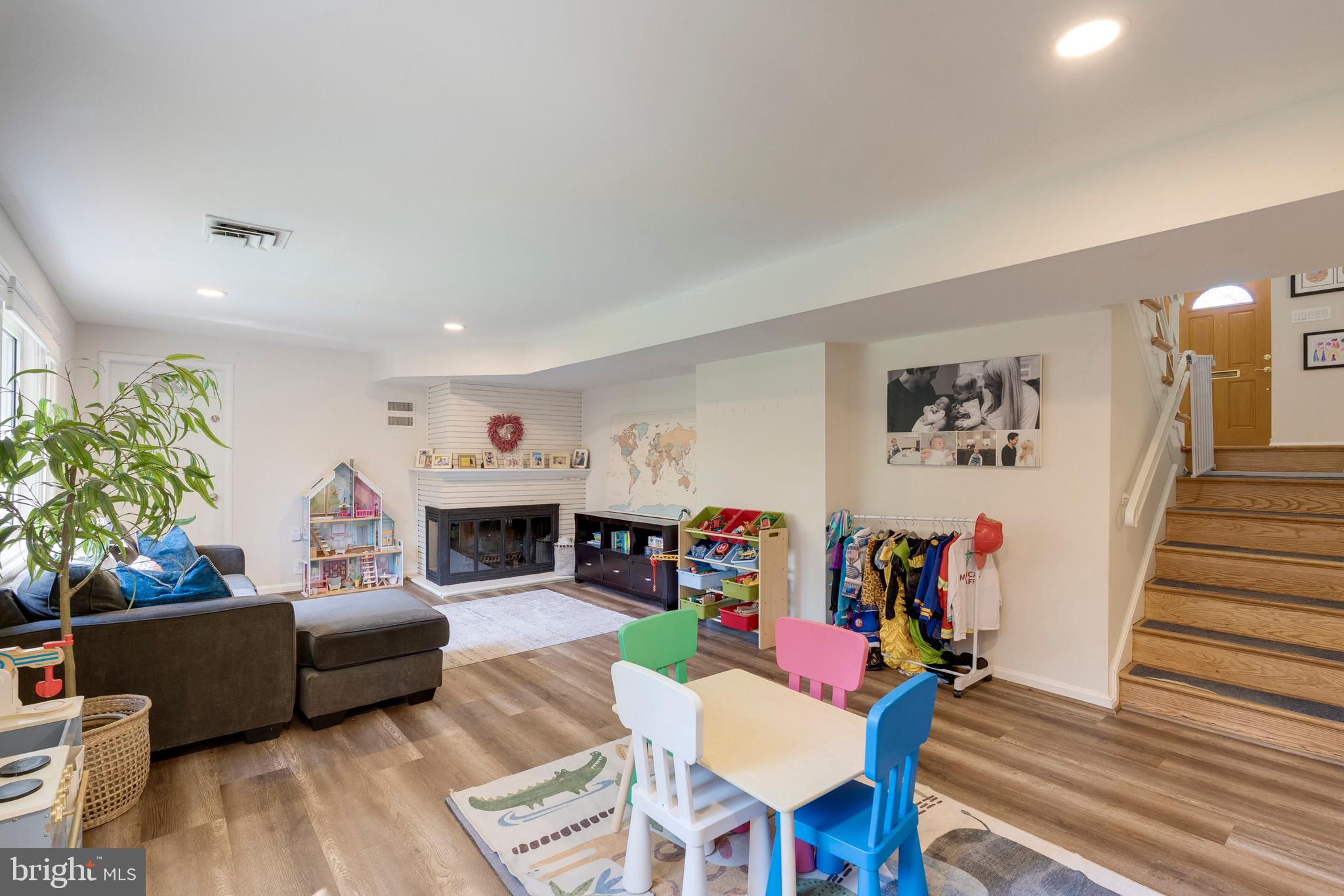 9416 Holland Ct
