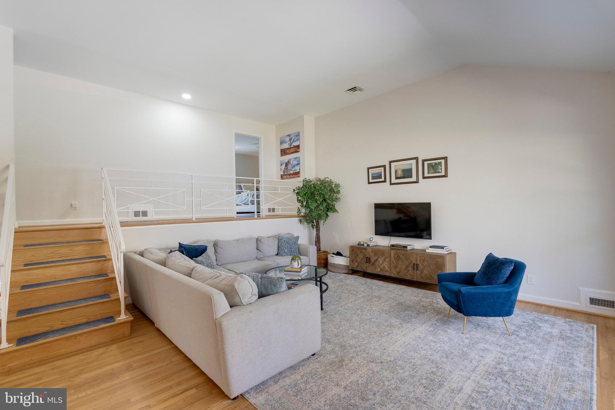 9416 Holland Ct