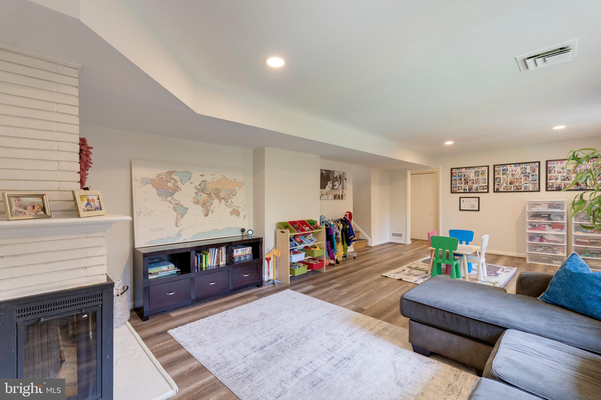 9416 Holland Ct