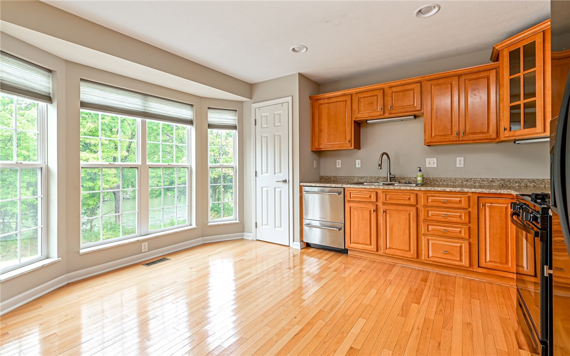 202 Lakeview Ct