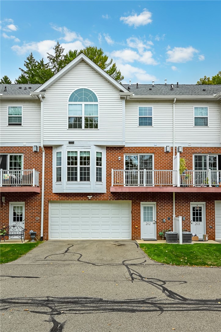202 Lakeview Ct