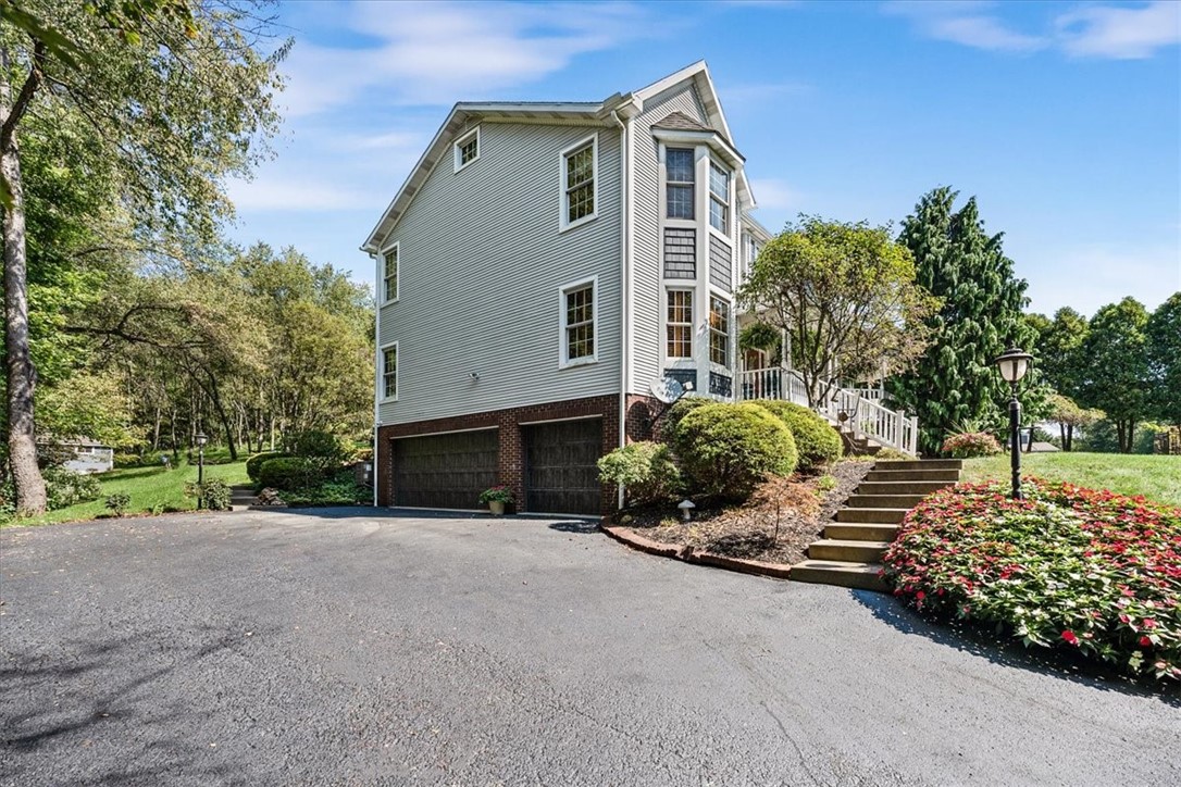 136 Heathercroft Dr