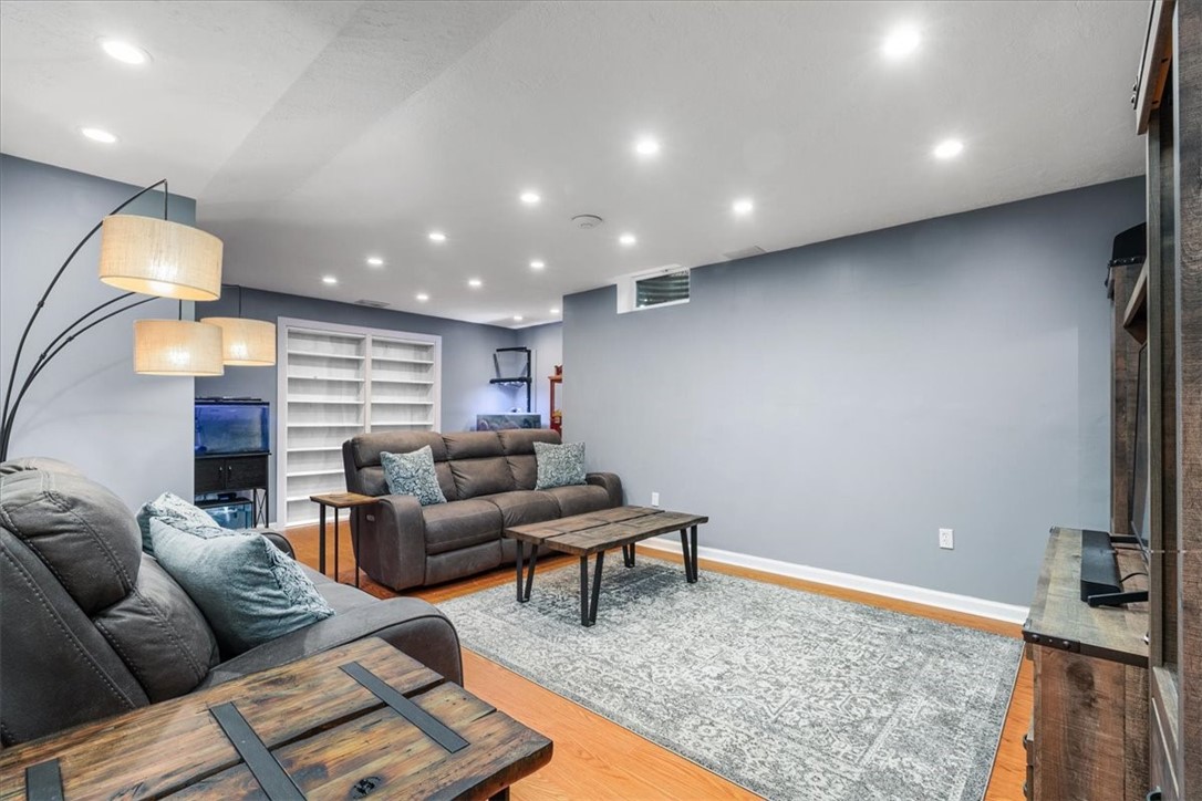 136 Heathercroft Dr