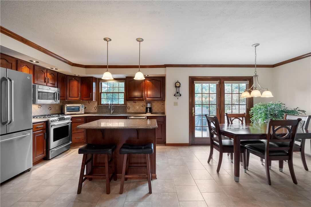 233 Meadowbrook Dr