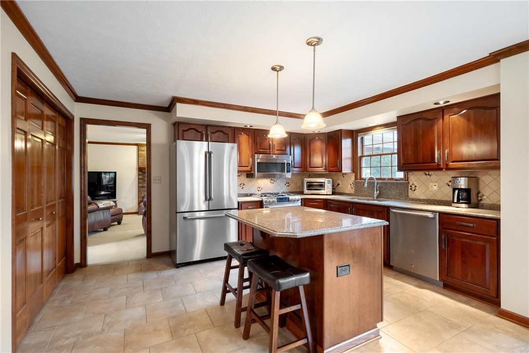 233 Meadowbrook Dr